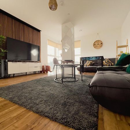Manchester'S Luxurious 2-Bed Haven With Balcony - Canal Views & Proximity To Manchester United Ngoại thất bức ảnh