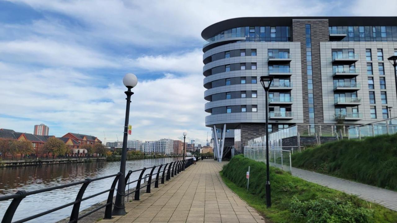 Manchester'S Luxurious 2-Bed Haven With Balcony - Canal Views & Proximity To Manchester United Ngoại thất bức ảnh