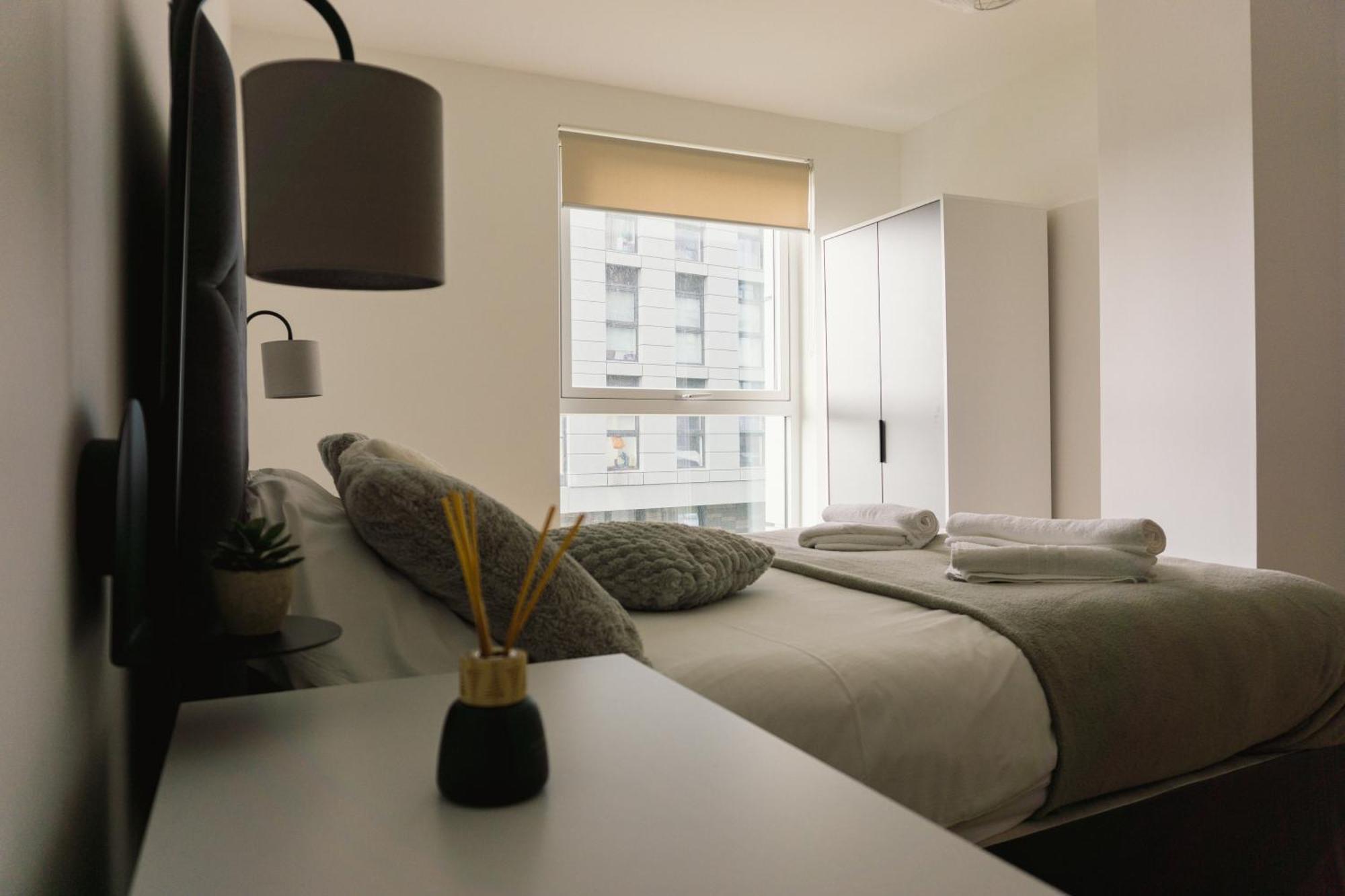 Manchester'S Luxurious 2-Bed Haven With Balcony - Canal Views & Proximity To Manchester United Ngoại thất bức ảnh