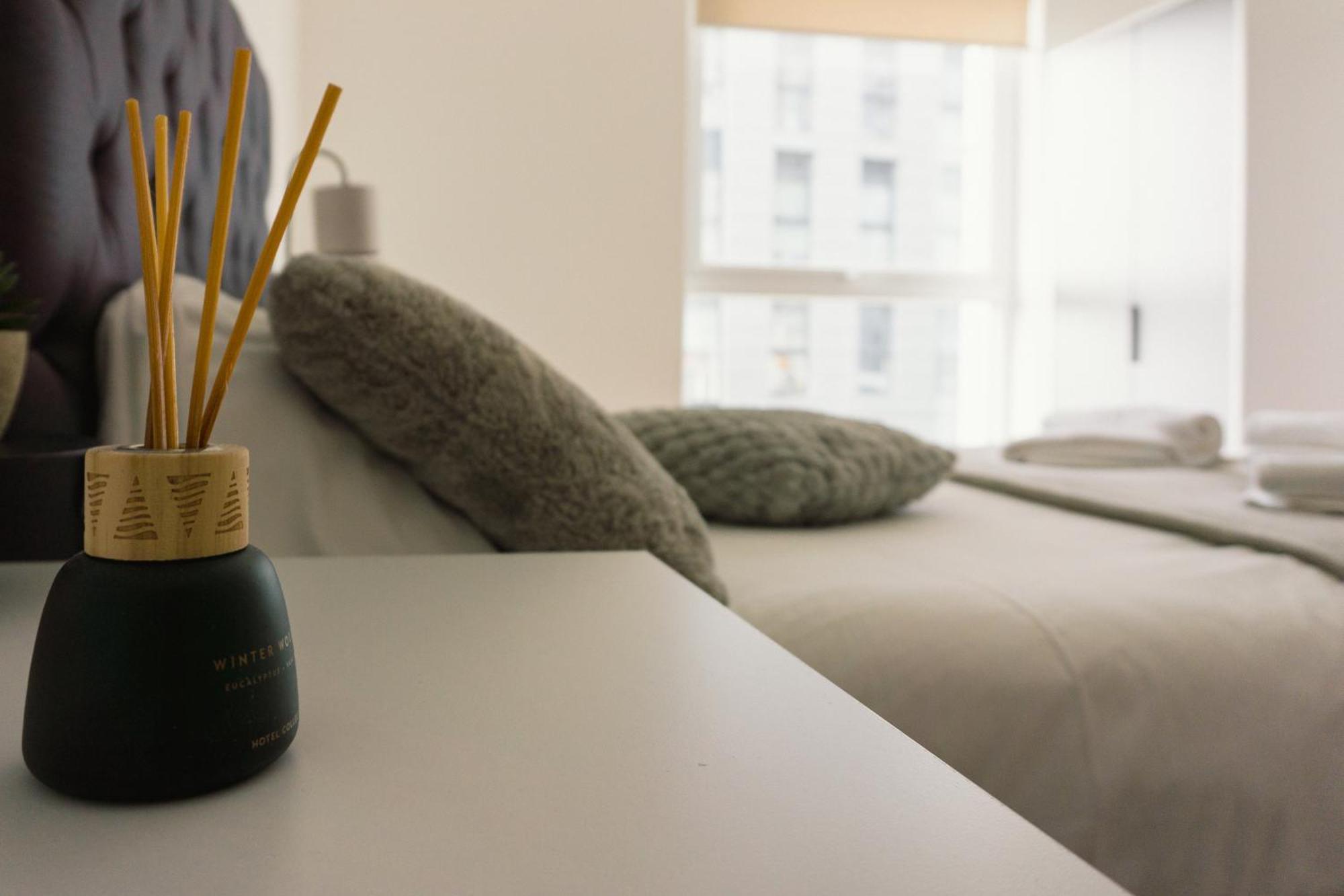 Manchester'S Luxurious 2-Bed Haven With Balcony - Canal Views & Proximity To Manchester United Ngoại thất bức ảnh