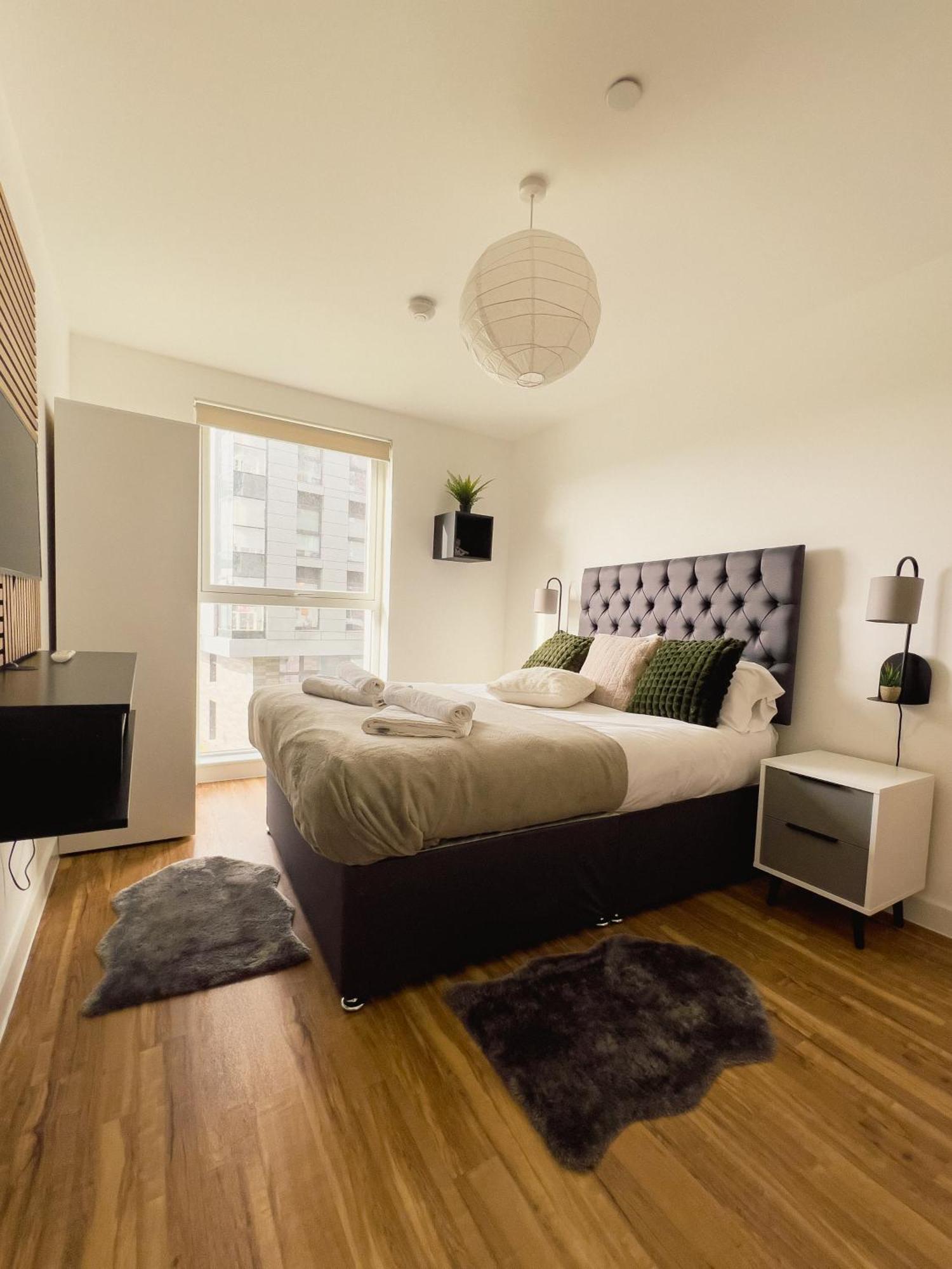 Manchester'S Luxurious 2-Bed Haven With Balcony - Canal Views & Proximity To Manchester United Ngoại thất bức ảnh