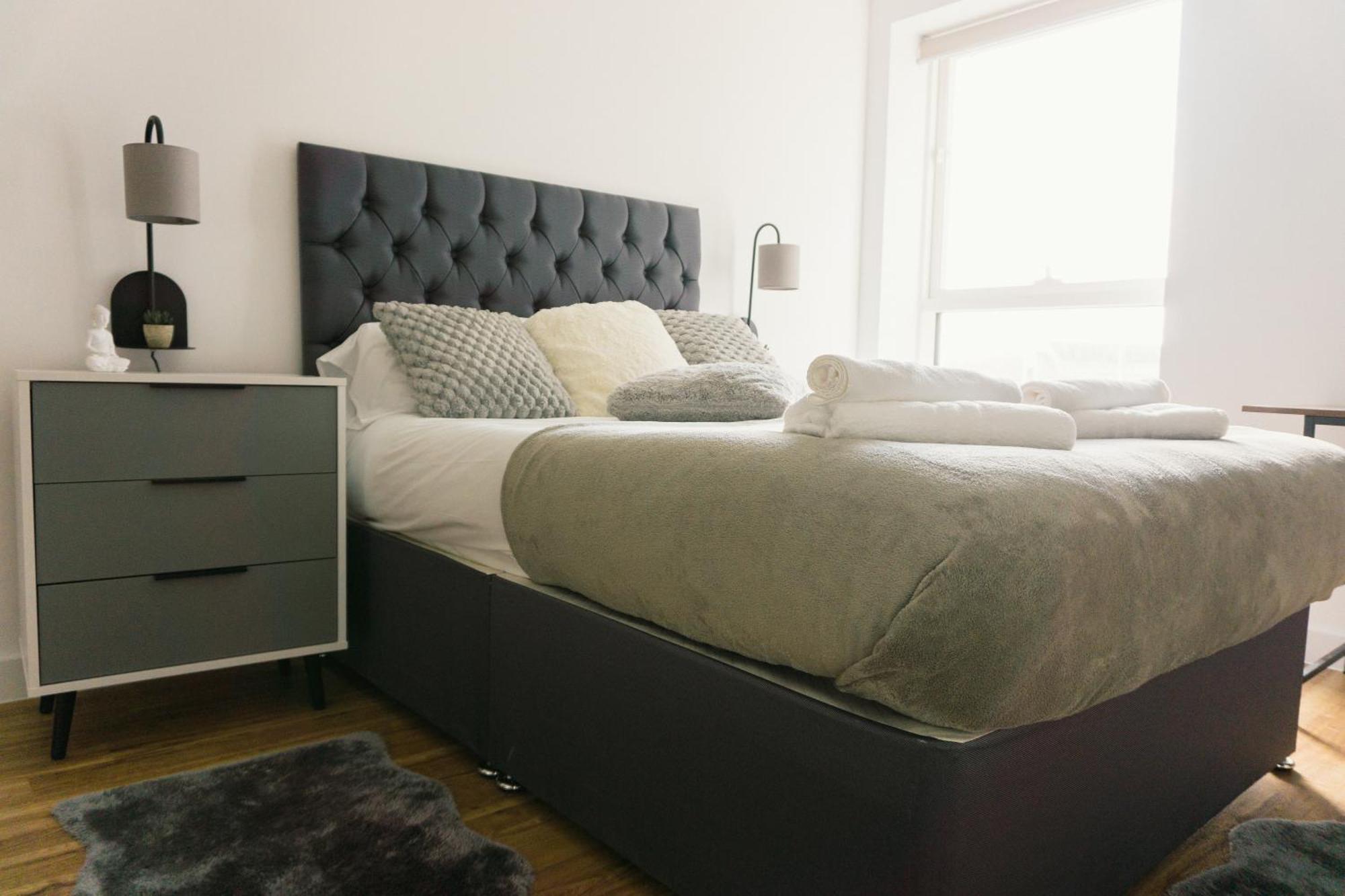 Manchester'S Luxurious 2-Bed Haven With Balcony - Canal Views & Proximity To Manchester United Ngoại thất bức ảnh