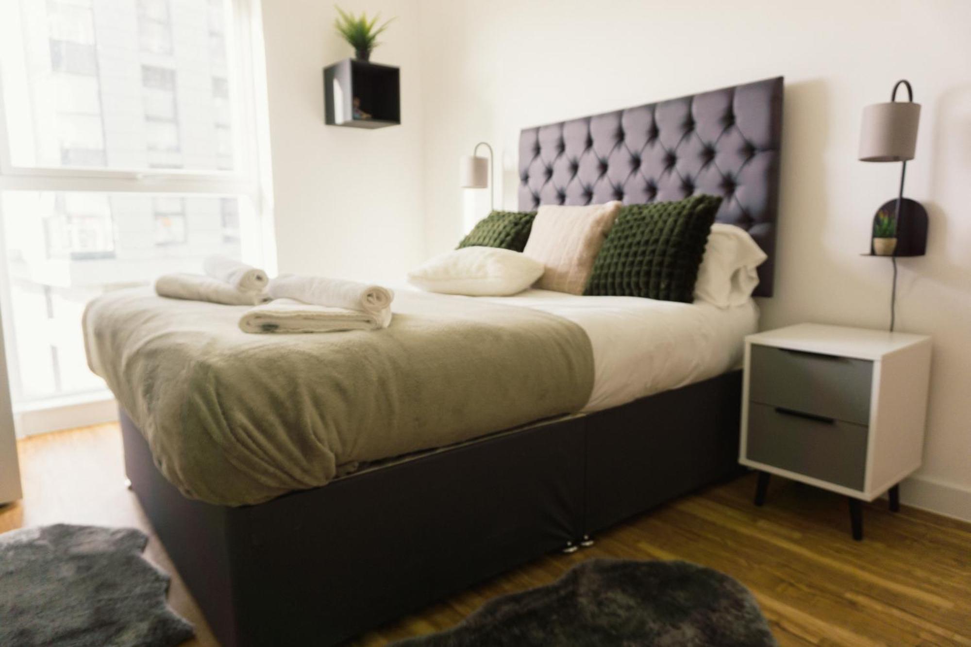 Manchester'S Luxurious 2-Bed Haven With Balcony - Canal Views & Proximity To Manchester United Ngoại thất bức ảnh