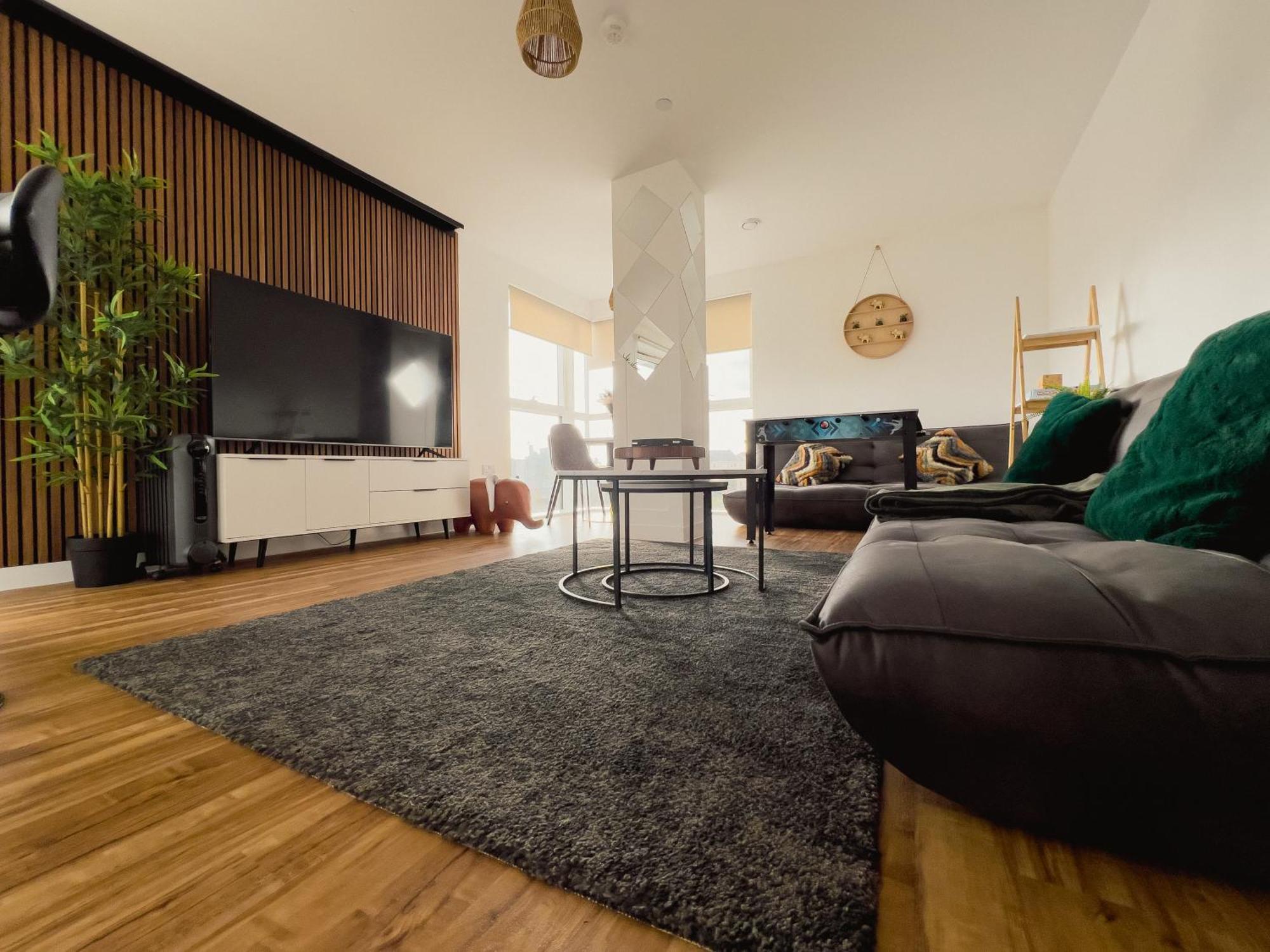 Manchester'S Luxurious 2-Bed Haven With Balcony - Canal Views & Proximity To Manchester United Ngoại thất bức ảnh