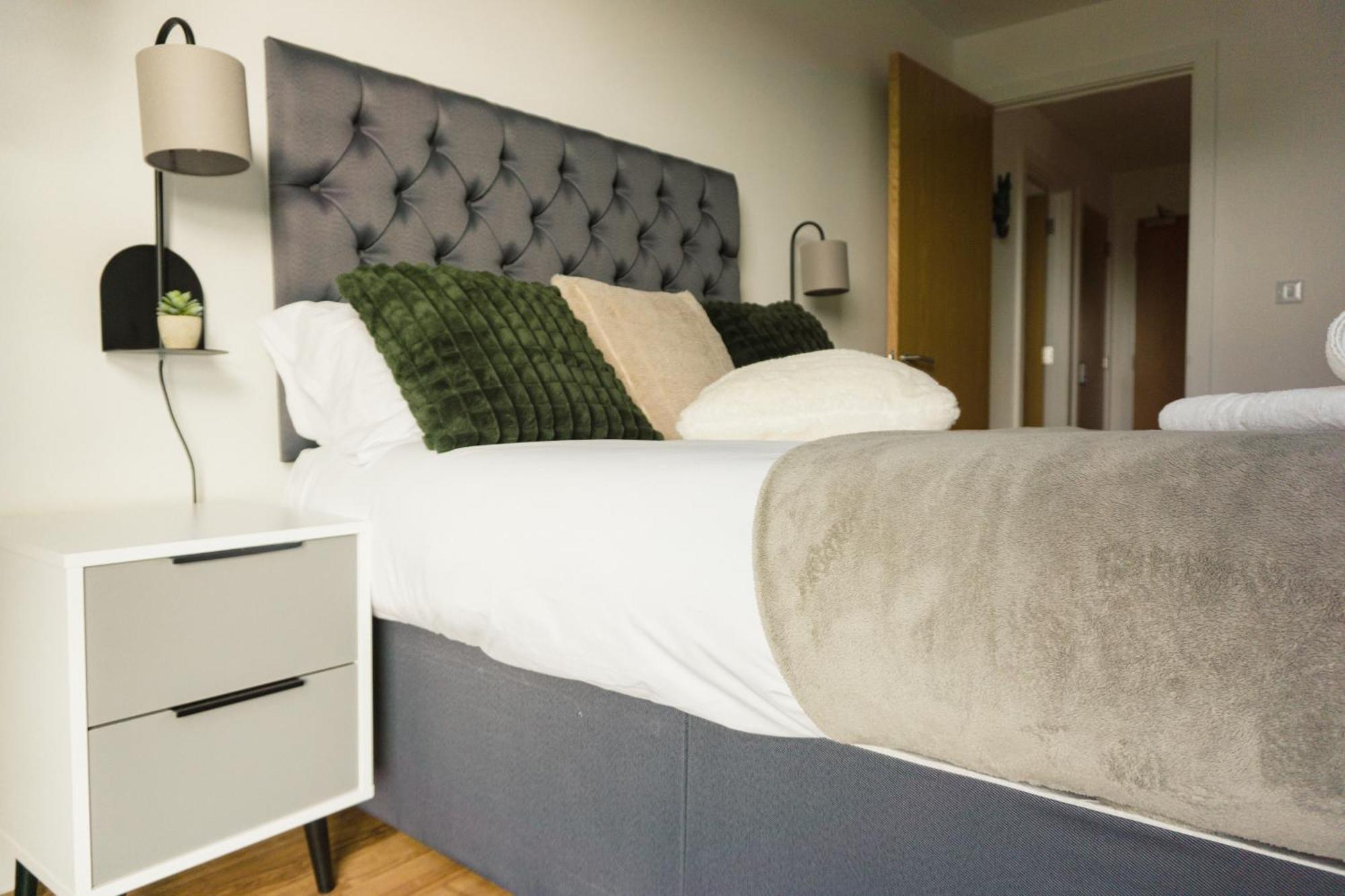 Manchester'S Luxurious 2-Bed Haven With Balcony - Canal Views & Proximity To Manchester United Ngoại thất bức ảnh