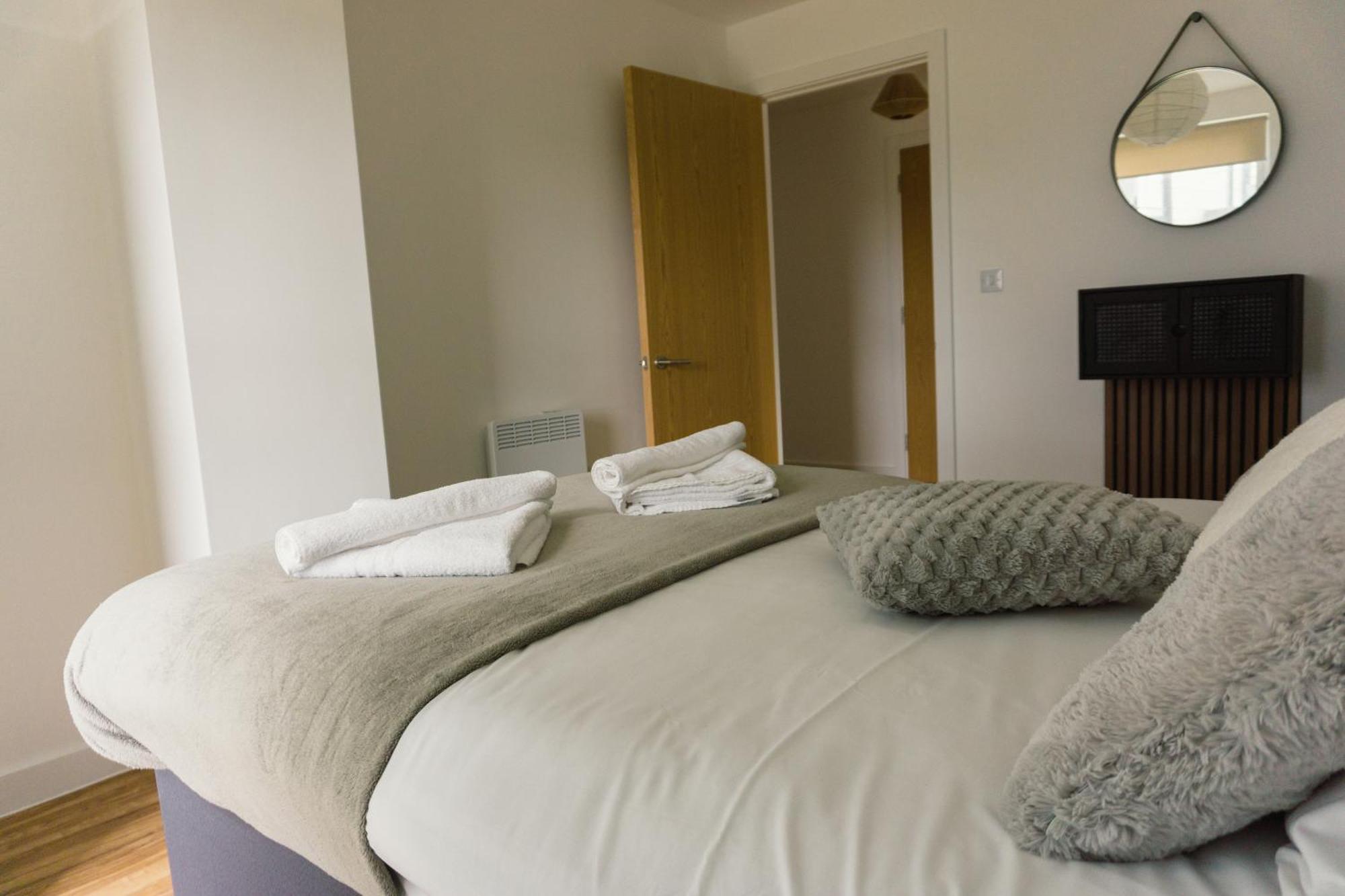 Manchester'S Luxurious 2-Bed Haven With Balcony - Canal Views & Proximity To Manchester United Ngoại thất bức ảnh