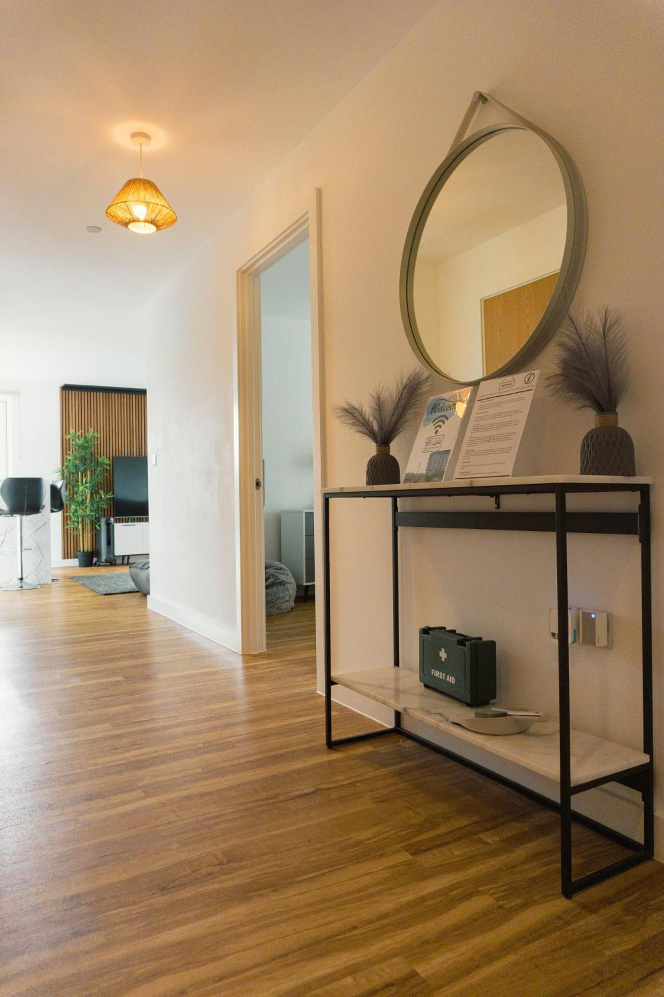 Manchester'S Luxurious 2-Bed Haven With Balcony - Canal Views & Proximity To Manchester United Ngoại thất bức ảnh