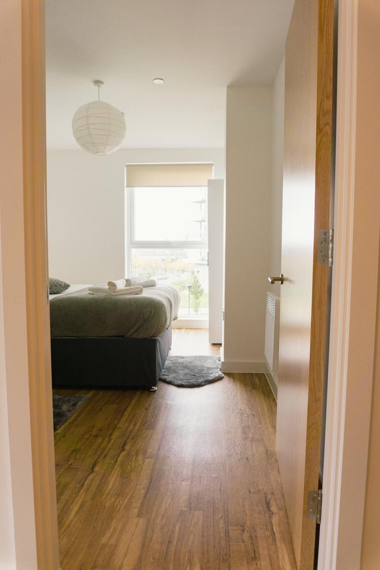 Manchester'S Luxurious 2-Bed Haven With Balcony - Canal Views & Proximity To Manchester United Ngoại thất bức ảnh