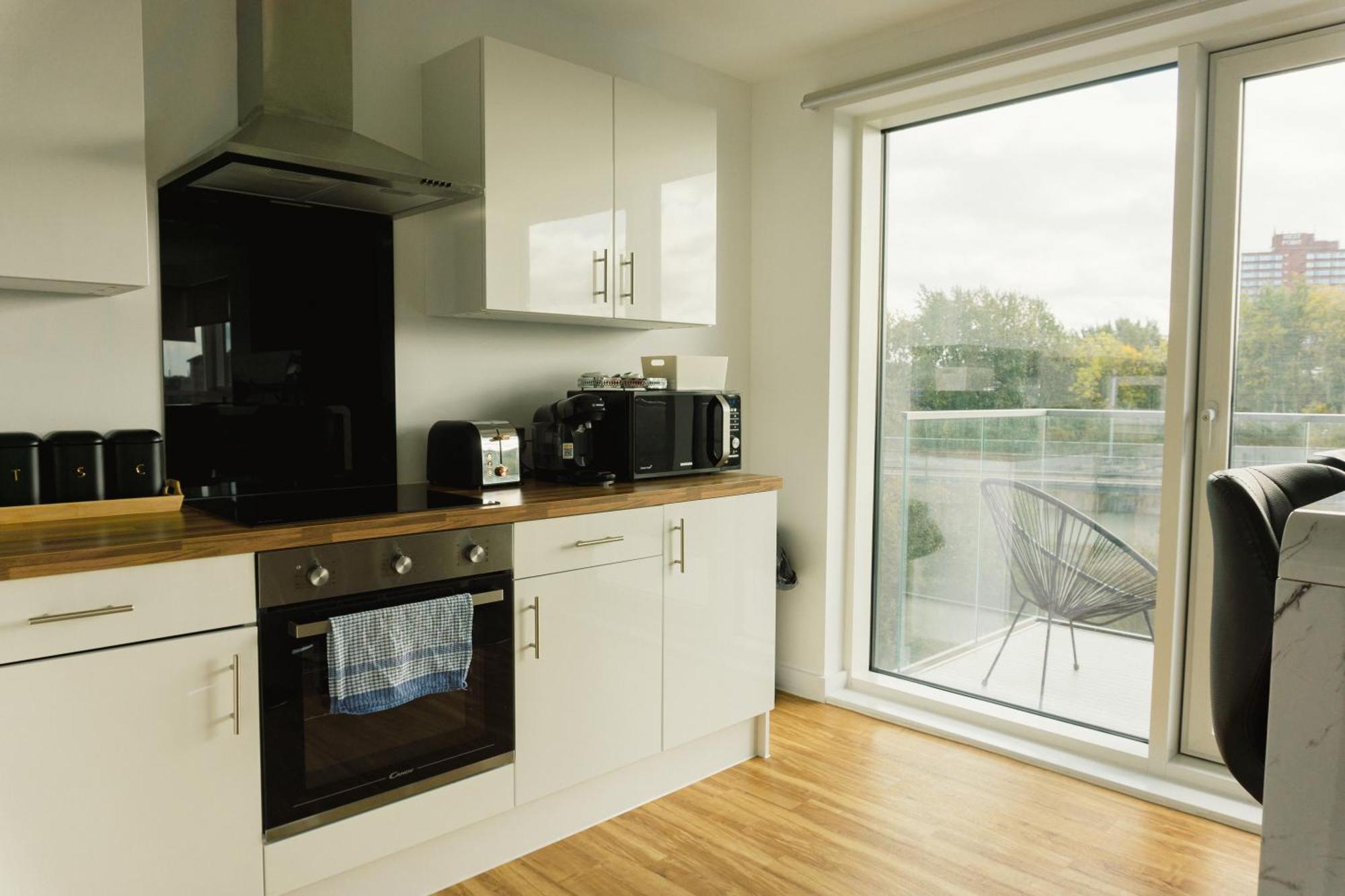 Manchester'S Luxurious 2-Bed Haven With Balcony - Canal Views & Proximity To Manchester United Ngoại thất bức ảnh