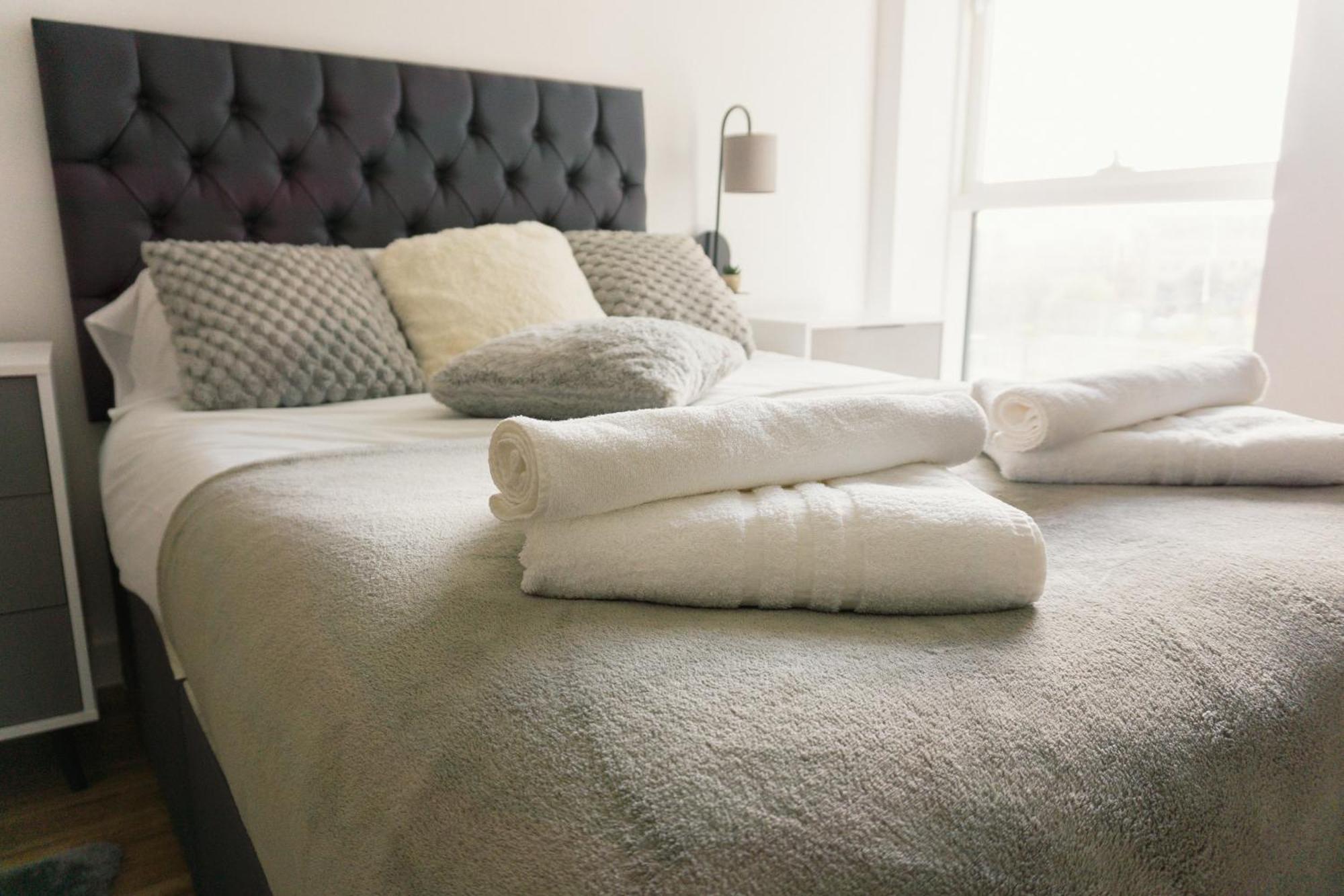 Manchester'S Luxurious 2-Bed Haven With Balcony - Canal Views & Proximity To Manchester United Ngoại thất bức ảnh