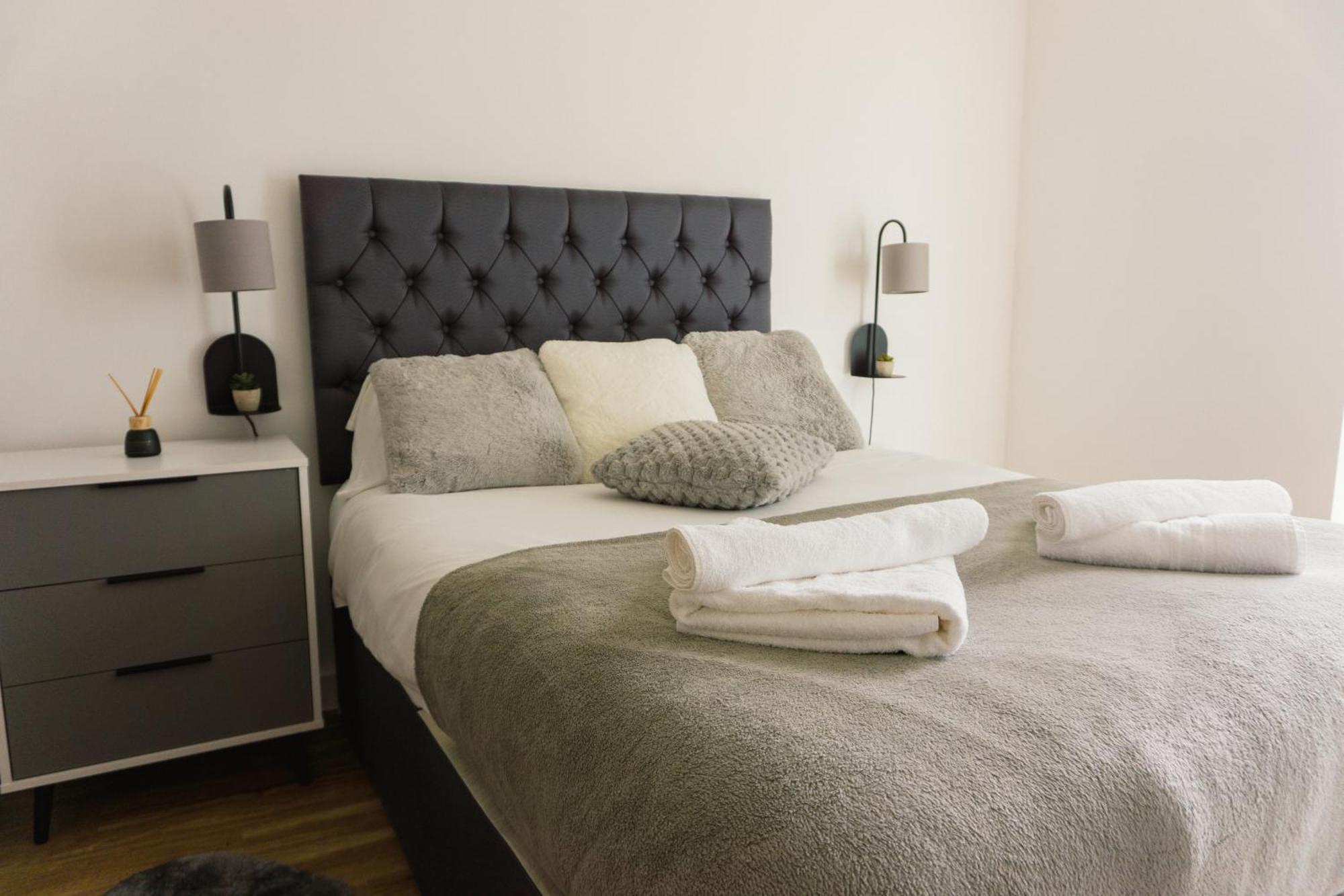 Manchester'S Luxurious 2-Bed Haven With Balcony - Canal Views & Proximity To Manchester United Ngoại thất bức ảnh