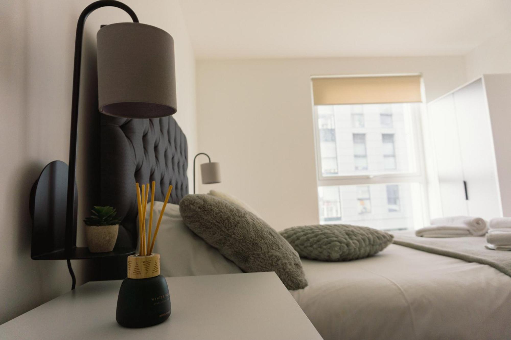 Manchester'S Luxurious 2-Bed Haven With Balcony - Canal Views & Proximity To Manchester United Ngoại thất bức ảnh