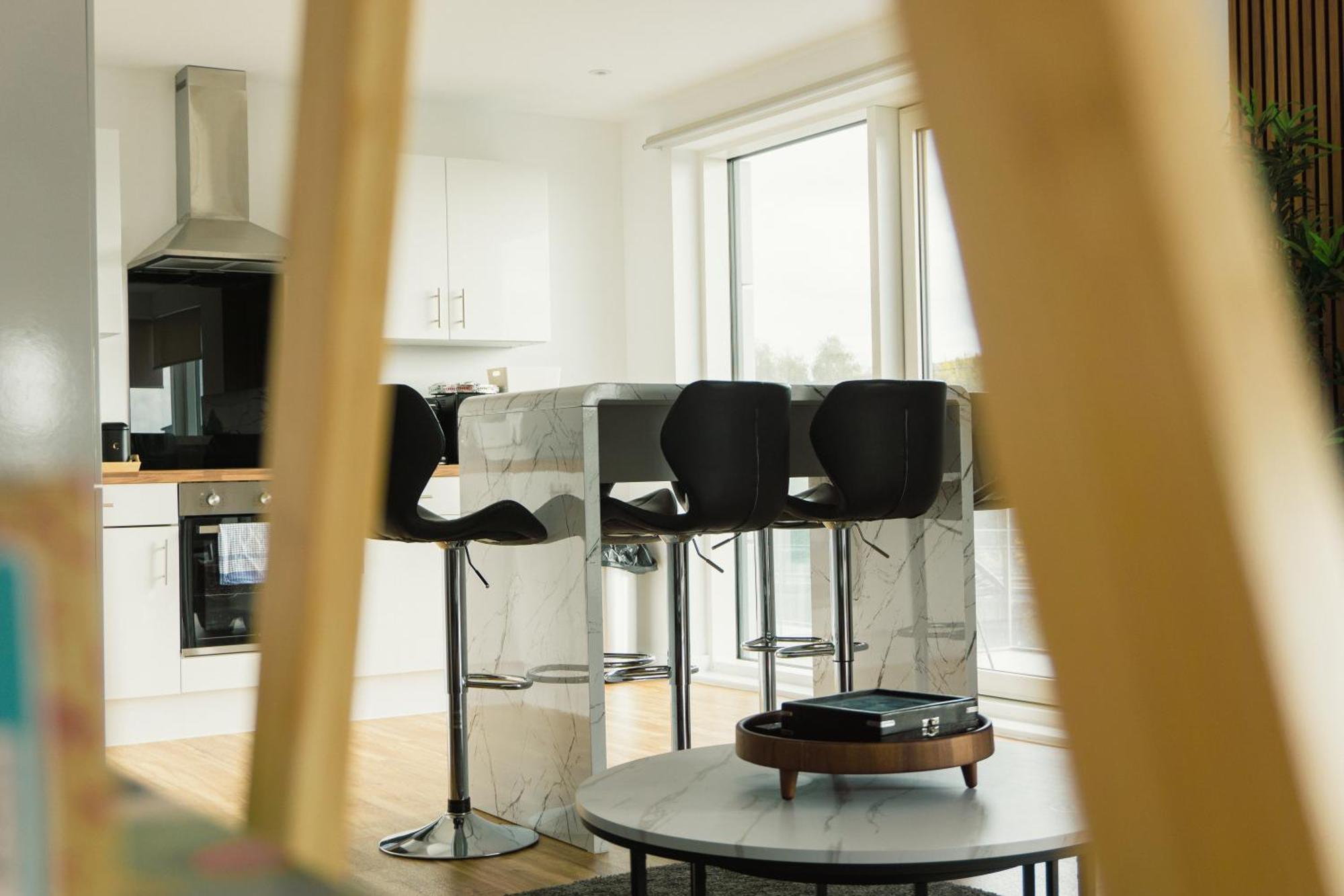 Manchester'S Luxurious 2-Bed Haven With Balcony - Canal Views & Proximity To Manchester United Ngoại thất bức ảnh
