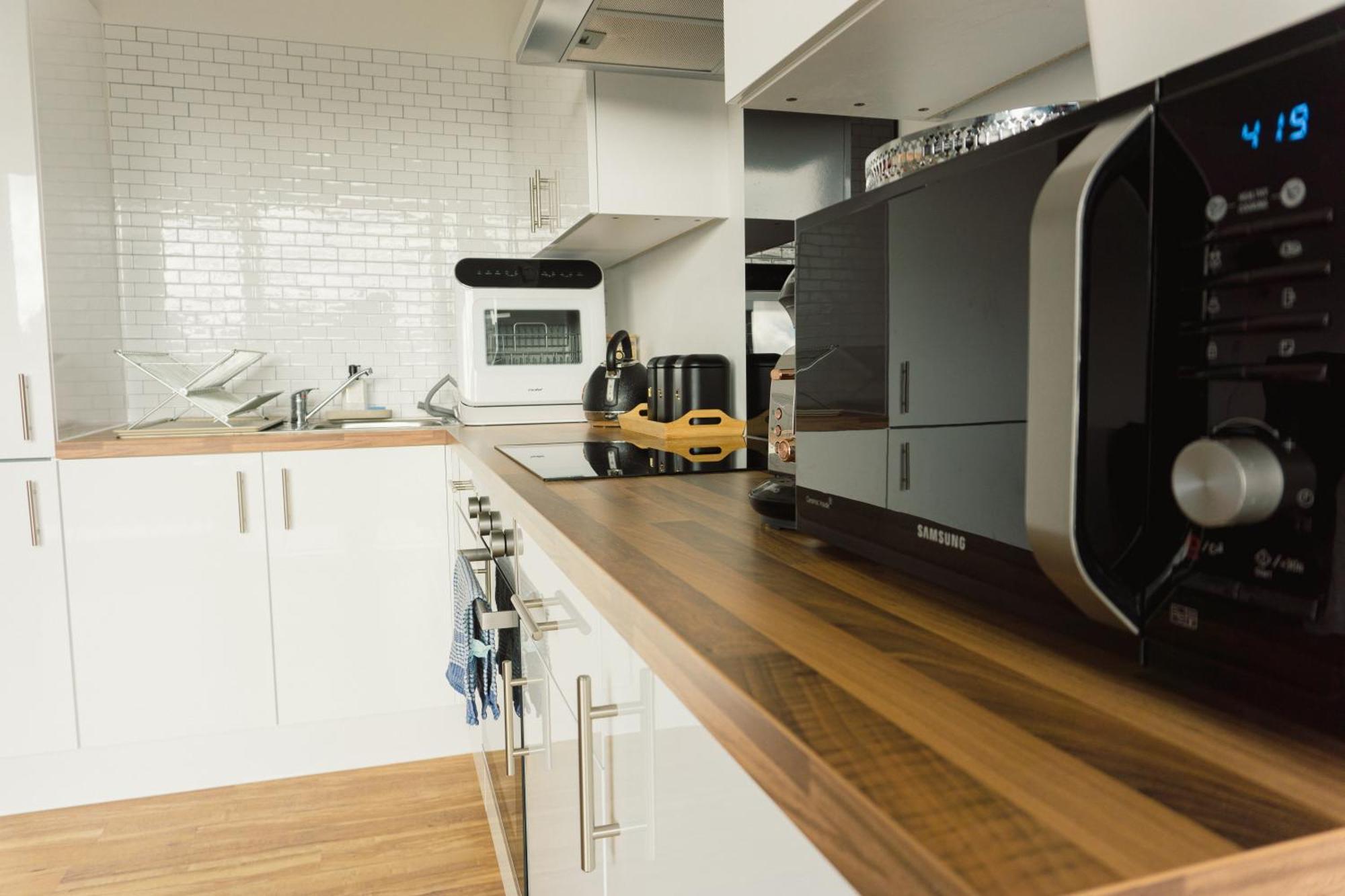 Manchester'S Luxurious 2-Bed Haven With Balcony - Canal Views & Proximity To Manchester United Ngoại thất bức ảnh