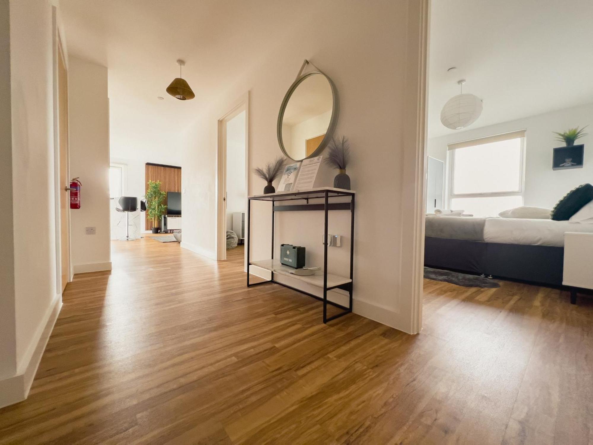 Manchester'S Luxurious 2-Bed Haven With Balcony - Canal Views & Proximity To Manchester United Ngoại thất bức ảnh