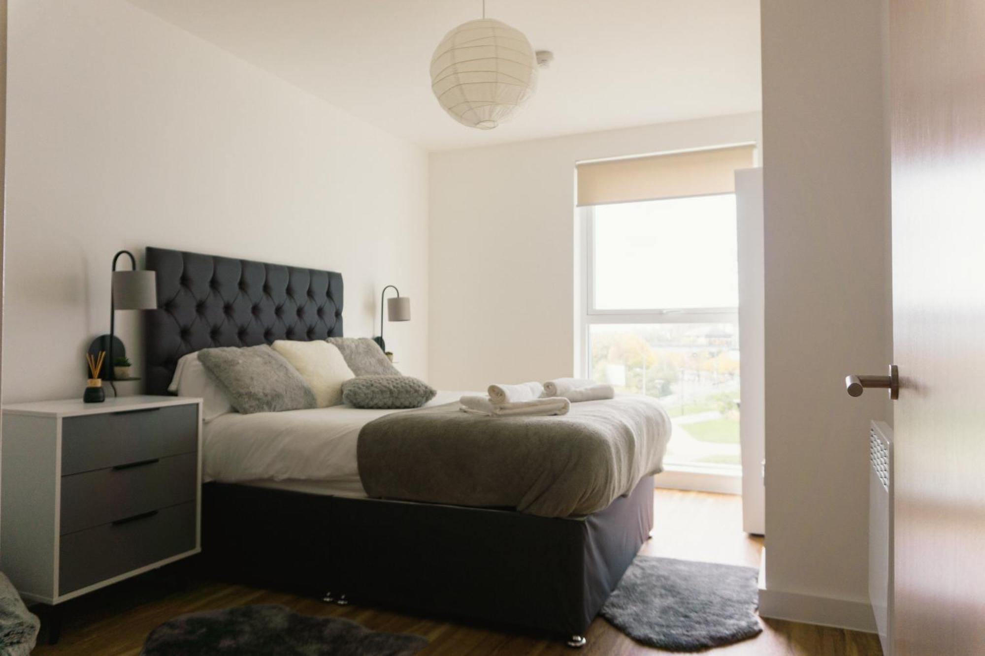 Manchester'S Luxurious 2-Bed Haven With Balcony - Canal Views & Proximity To Manchester United Ngoại thất bức ảnh